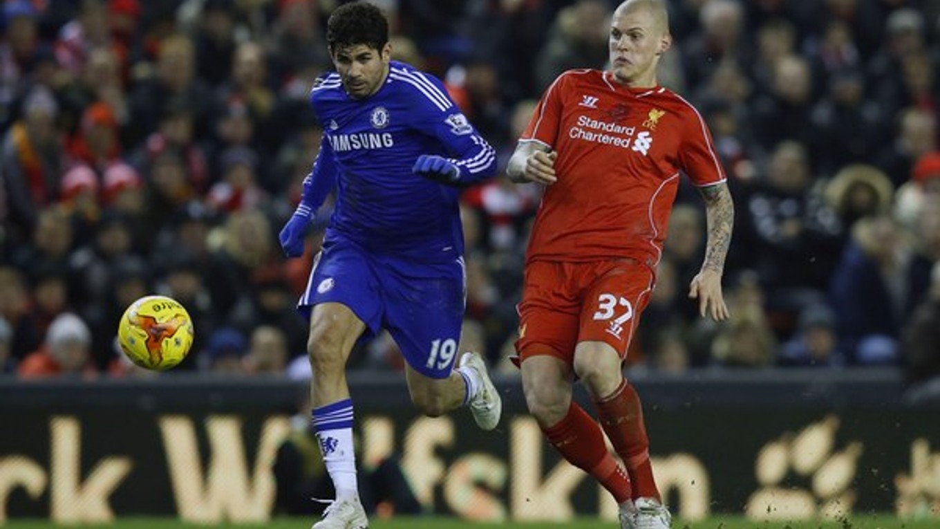 Martin Škrtel (vpravo) sa pokúša odstaviť od loptu Diega Costu z FC Chelsea.