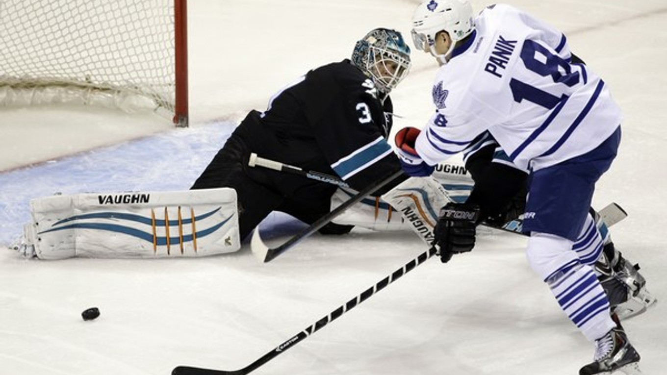 Antti Niemi zasahuje proti šanci Richarda Pánika z Toronta Maple Leafs.