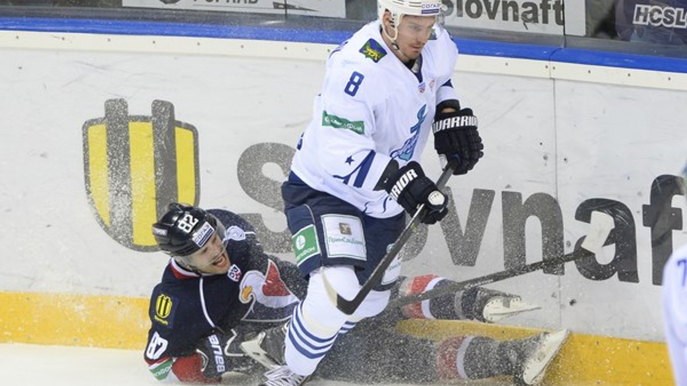Momentka z poslednej sezóny. Michal Vondrka (na ľade) bojuje s Arťomom Zemčonokom z Admiralu Vladivostok.