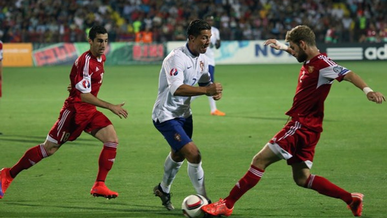 Cristiano Ronaldo (v strede) si možno oblečie portugalský dres aj na olympijských hrách.
