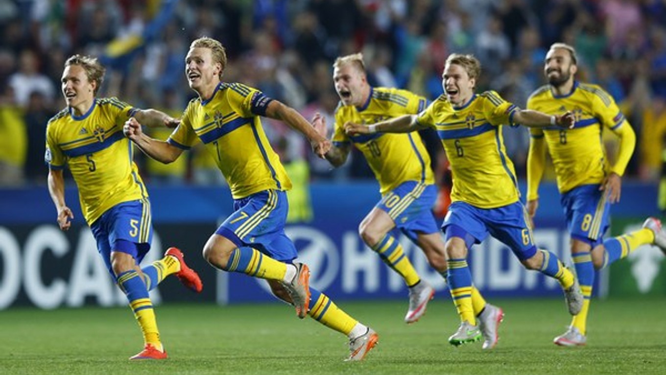 Švédski hráči sa rozbiehajú oslavovať po skončení penaltového rozstrelu.