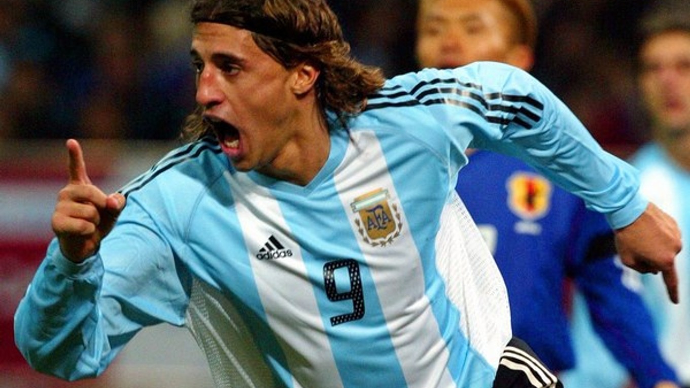 Hernan Crespo oslavuje gól v drese argentínskej reprezentácie.