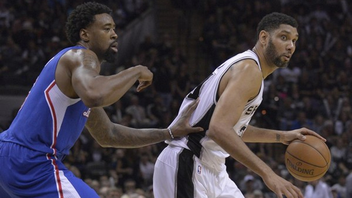 Tim Duncan (vpravo) bude mať už 40 rokov, ale v NBA sa končiť nechystá.