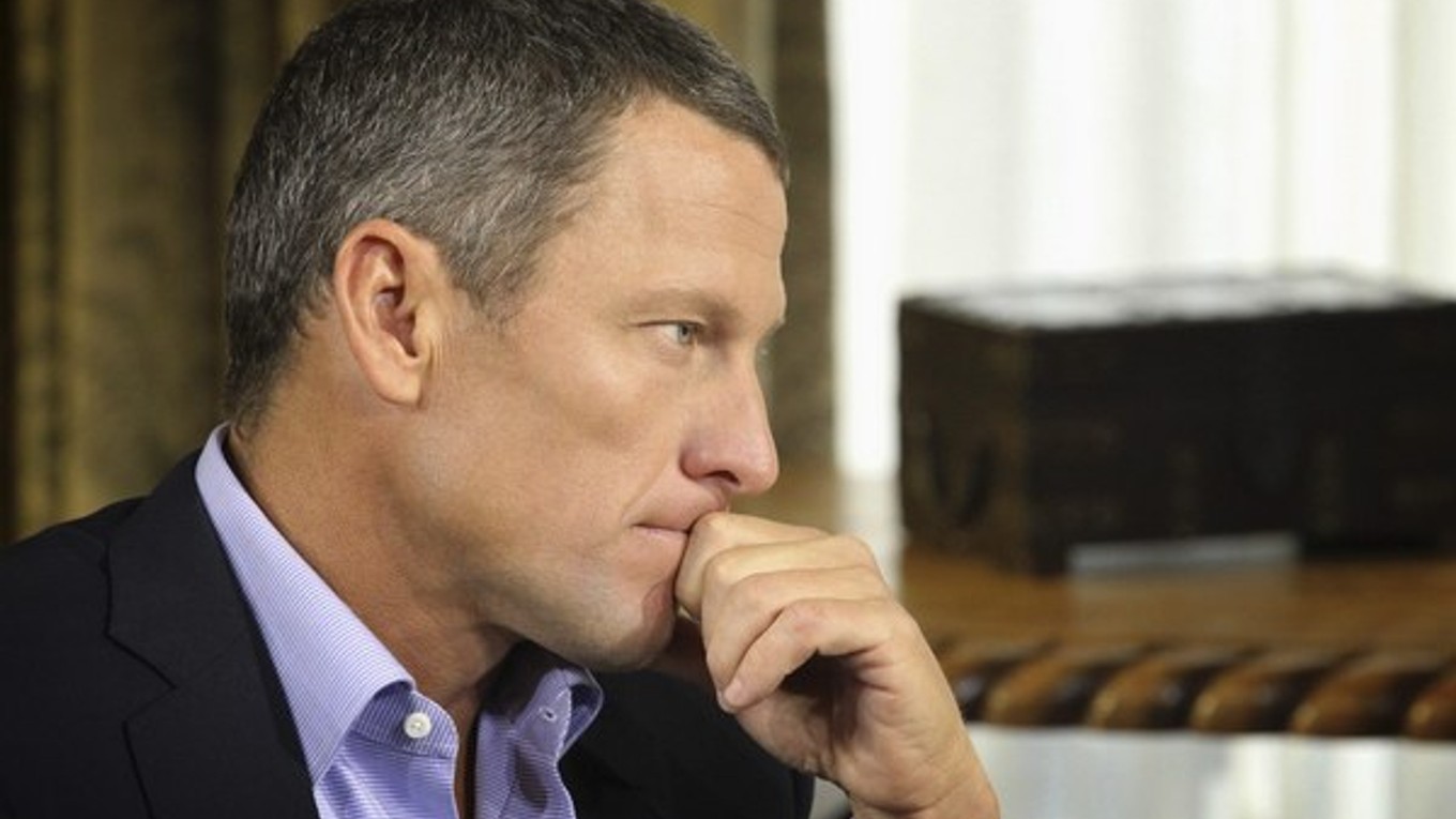 Lance Armstrong nemá ani na chvíľu pokoj.