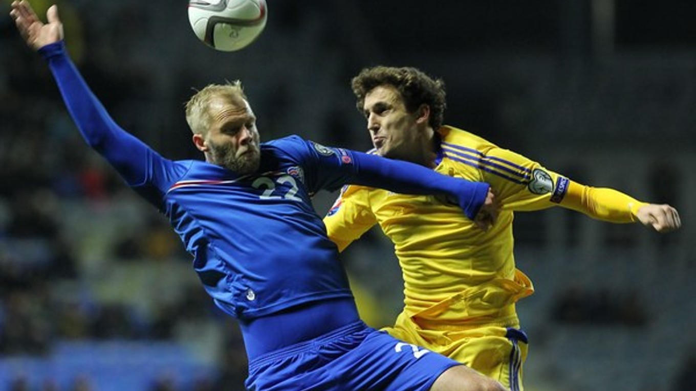 V marci tohto roka sa Gudjohnsen (vľavo) predstavil aj v drese národného tímu v súboji proti Kazachstanu.