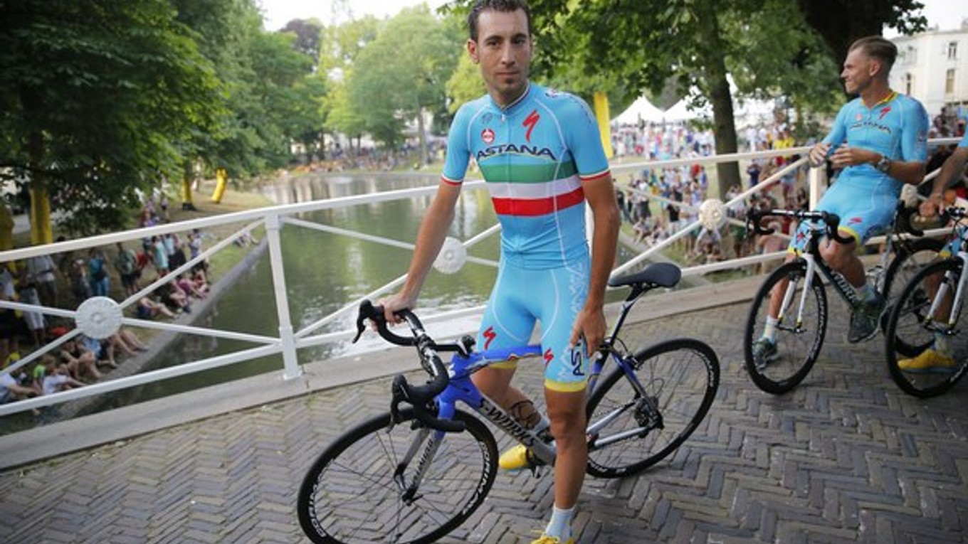 Vincenzo Nibali čaká spolu s tímovými kolegami na prezentáciu klubovej stajne v Utrechte.