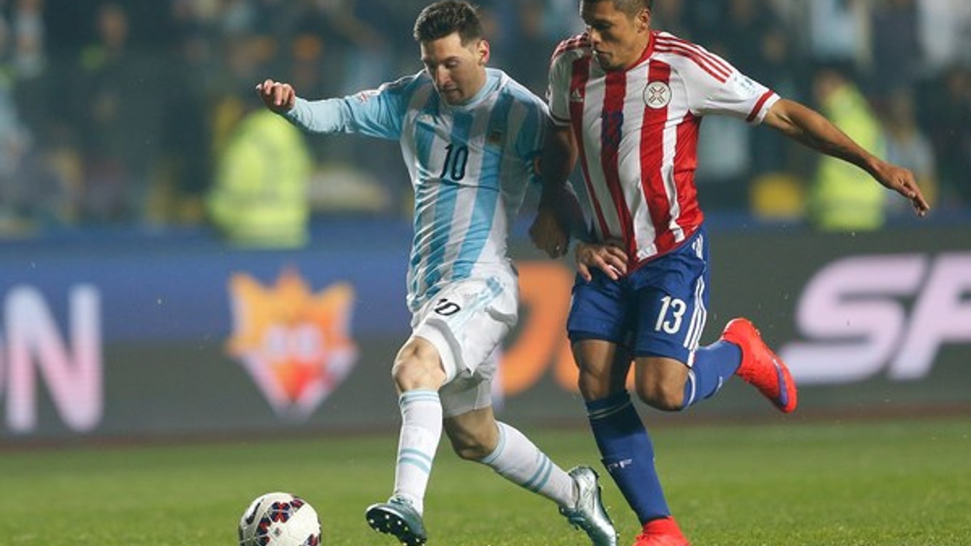 Argentínčan Lionel Messi (vľavo) v súboji s paraguajským hráčom Richardom Ortizom.