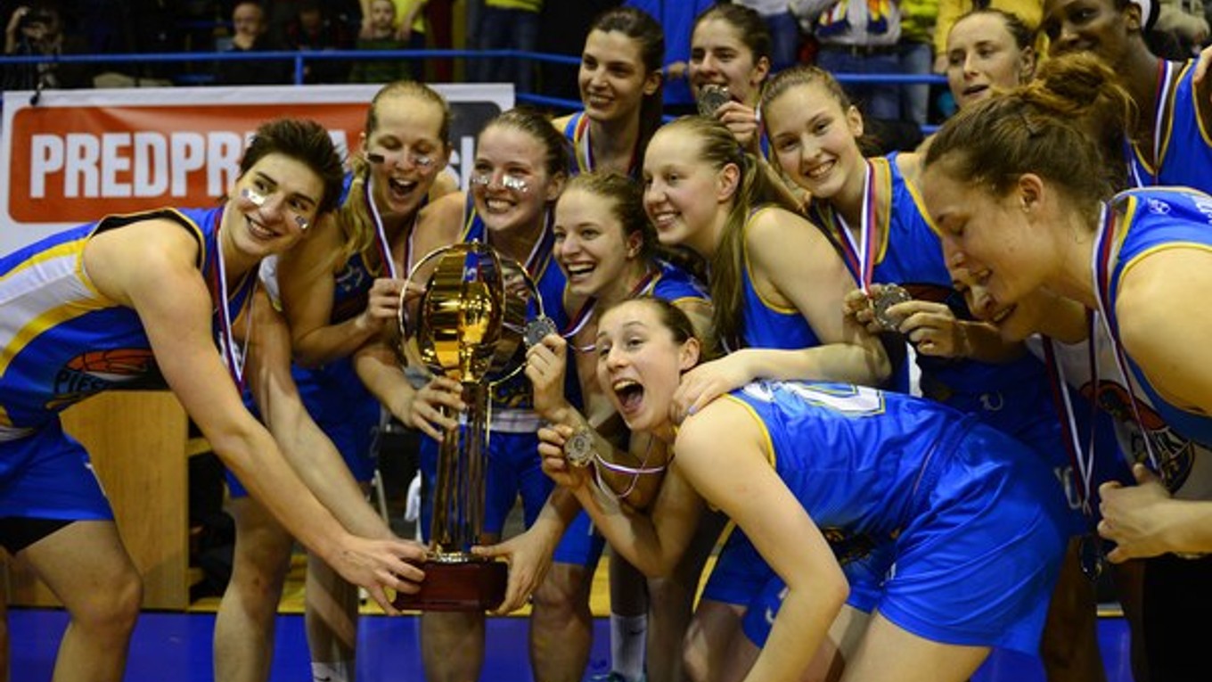 Basketbalistky Piešťanských Čajok sa stali vicemajsterkami poslednej extraligovej sezóny.