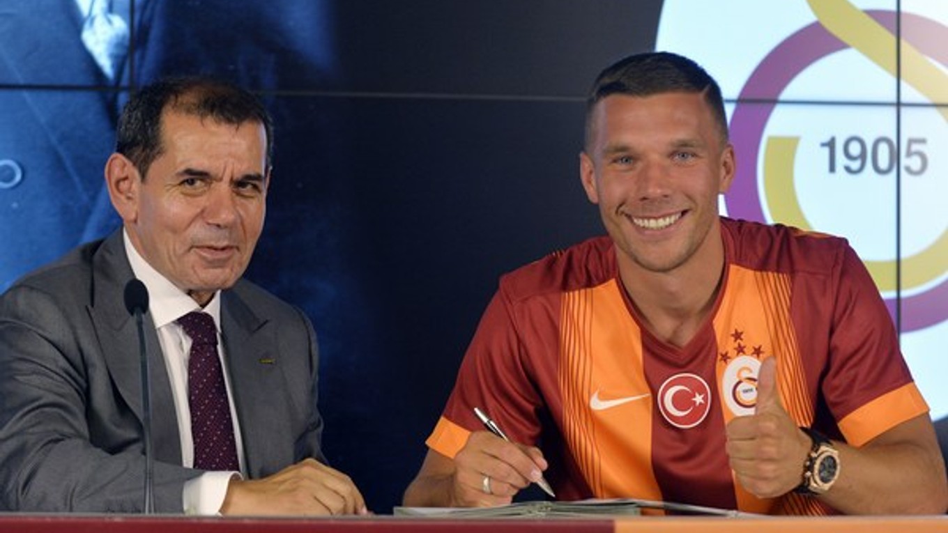 Podolski spečatil novú spoluprácu podpisom zmluvy pod dohľadom klubového prezidenta.