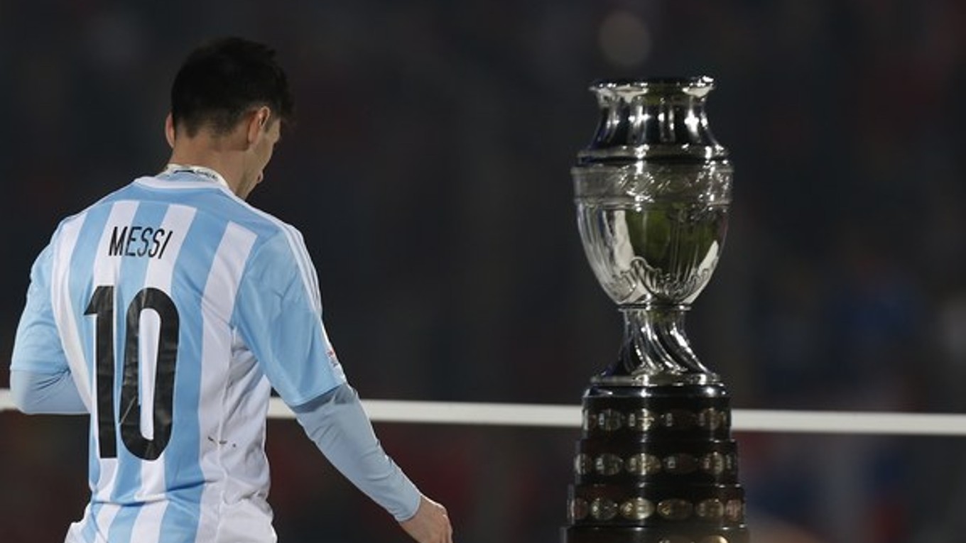 Fotografia, ktorá hovorí za všetko. Sklamaný Lionel Messi prechádza okolo víťaznej trofeje. Na veľký triumf s národným tímom stále čaká.