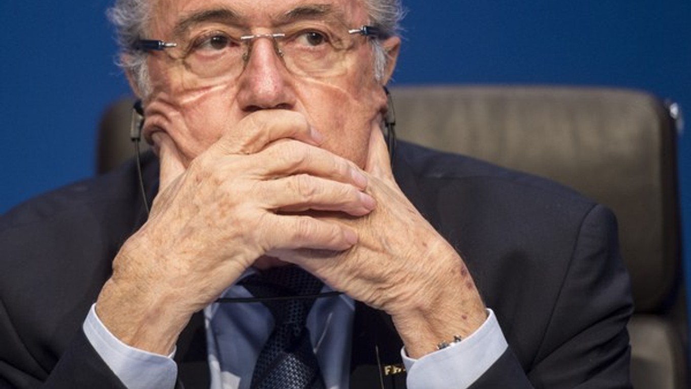 Sepp Blatter musí neustále reagovať na rôzne obvinenia.