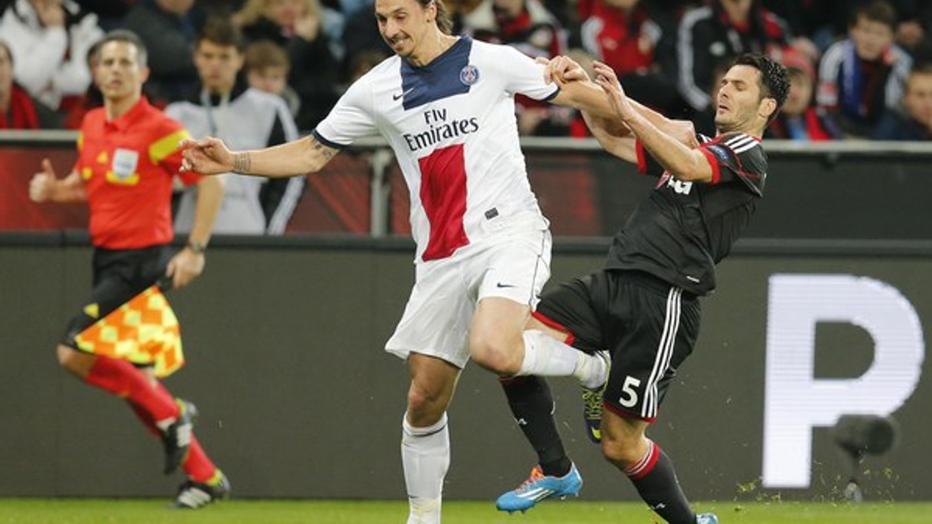 Emir Spahič (vpravo) sa snaží v zápase Ligy majstrov zastaviť Zlatana Ibrahimoviča z PSG.