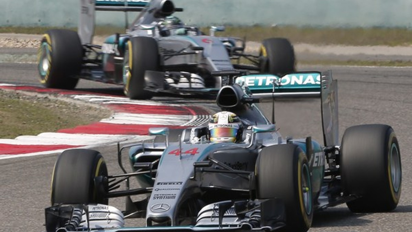 Tradičný obrázok VC Číny - na prvom mieste Lewis Hamilton, za ním jeho tímový kolega Nico Rosberg.