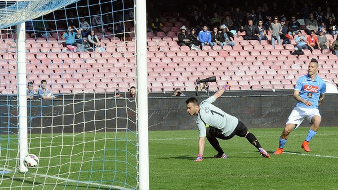 Marek Hamšík prekonáva brankára Fiorentiny Neta.