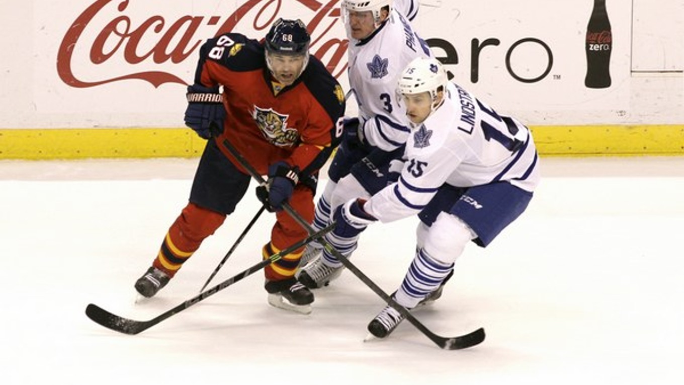 Jaromír Jágr (vľavo) bojuje o puk z dvojicou hráčov Toronta Dionom Phaneufom (v strede) a Joakimom Lindströmom. Dres Floridy si bude obliekať aj v budúcej sezóne.