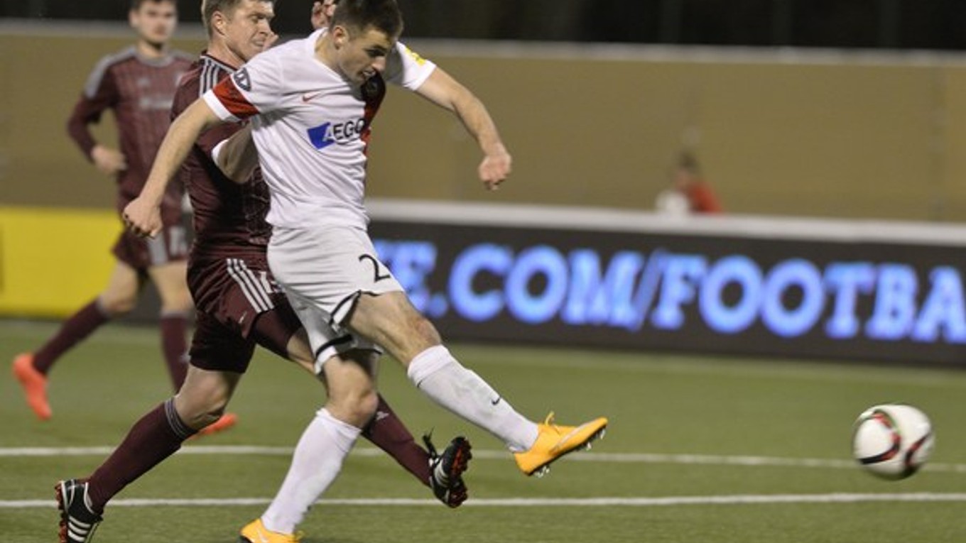 Matúš Bero (v bielom) sa opiera do lopty a strieľa gól do siete Podbrezovej.