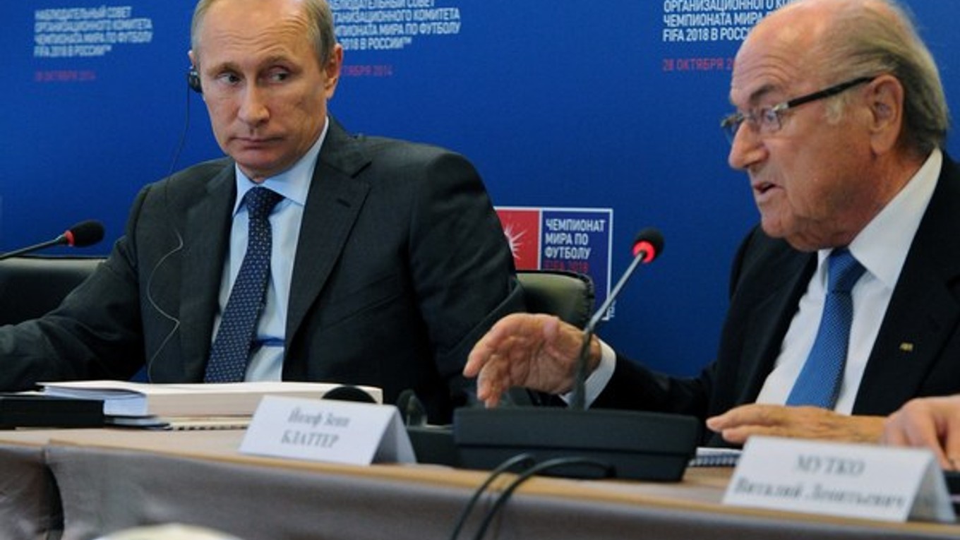 Ťažko povedať, či šéf FIFA Sepp Blatter (vpravo) svoje rozhodnutie o pridelení MS 2018 Rusku medzičasom neoľutoval.