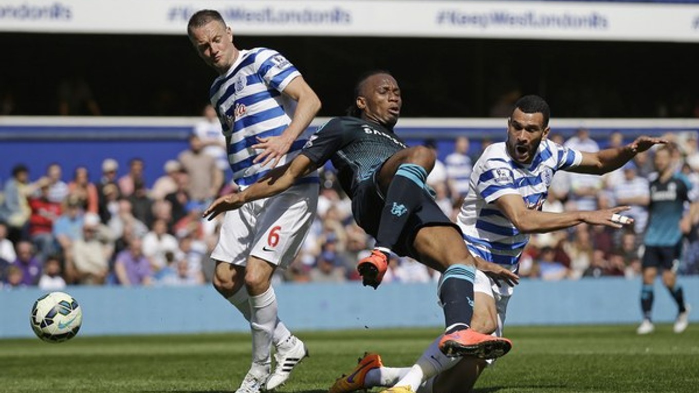 Atmosféra na Loftus Road býva počas derby vždy vyhrotená.