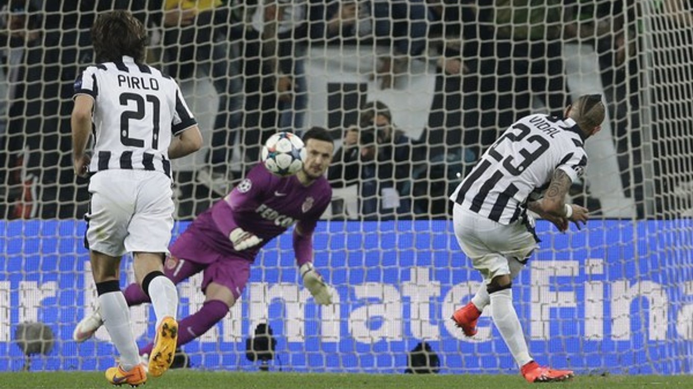 Hráč Juventusu Arturo Vidal (s číslom 23) premieňa pokutový kop.