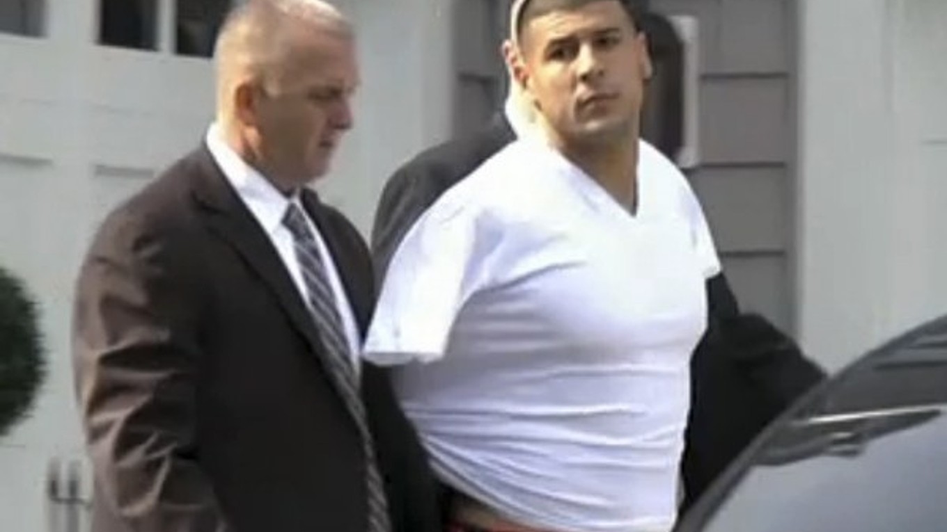Aaron Hernandez (v bielom) bol podľa sudcu samotným páchateľom vraždy.