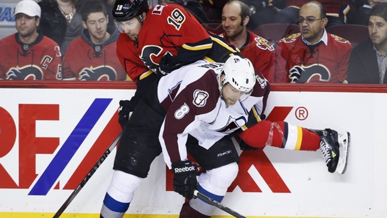 Jan Hejda (dole) z Colorada posilní českú reprezentáciu na majstrovstvách sveta.