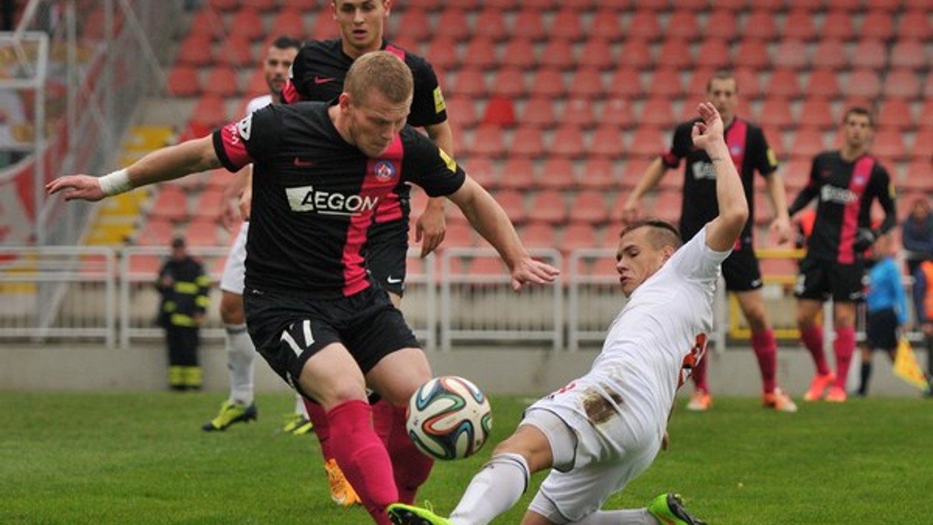 Hráč Trnavy Martin Mikovič a hráč Trenčína Peter Čögley v súboji.