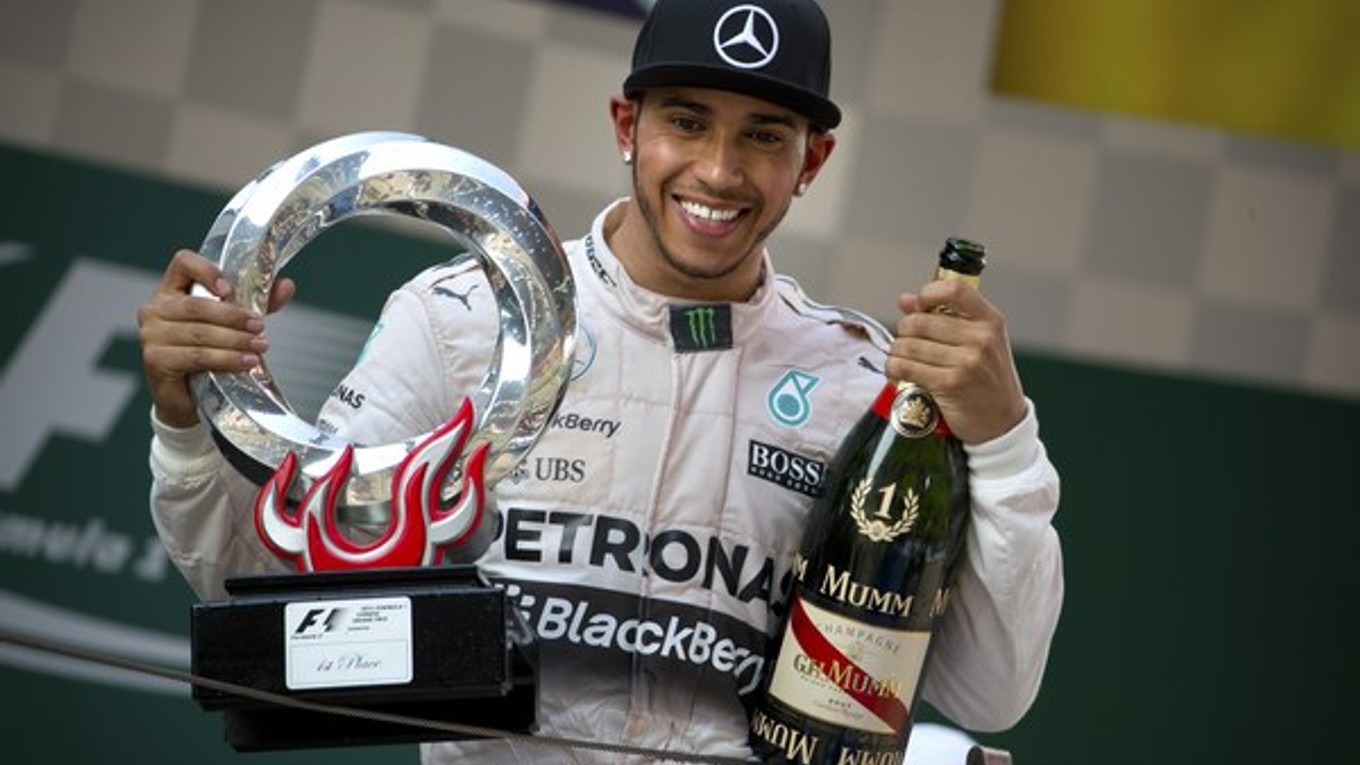 Lewis Hamilton je na víťaznej vlne.