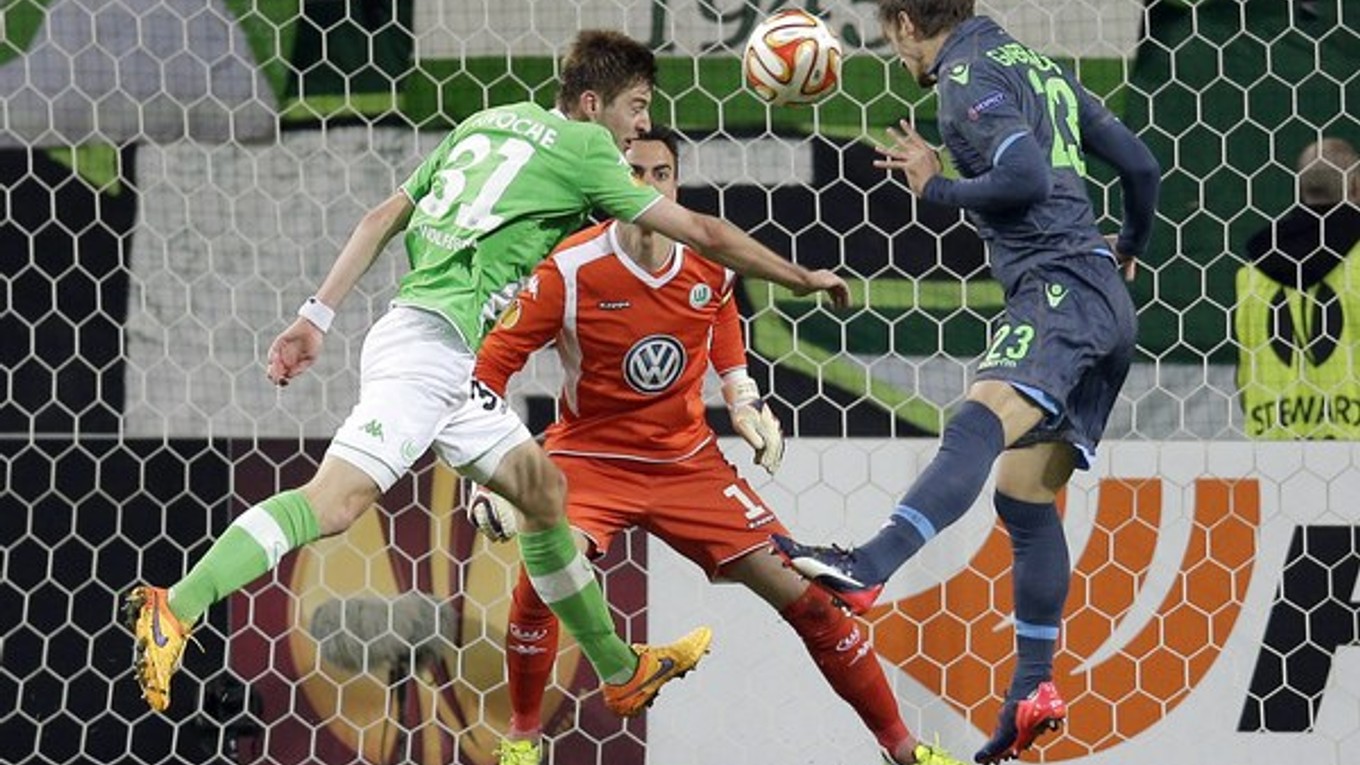 Manolo Giabbadini (vpravo) strieľa štvrtý gól do siete Wolfsburgu.