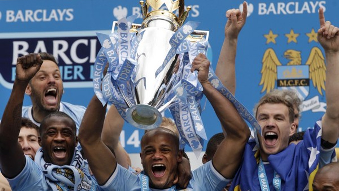 Kompany (s trofejou) si možno v tomto ligovom ročníku už do lopty nekopne.