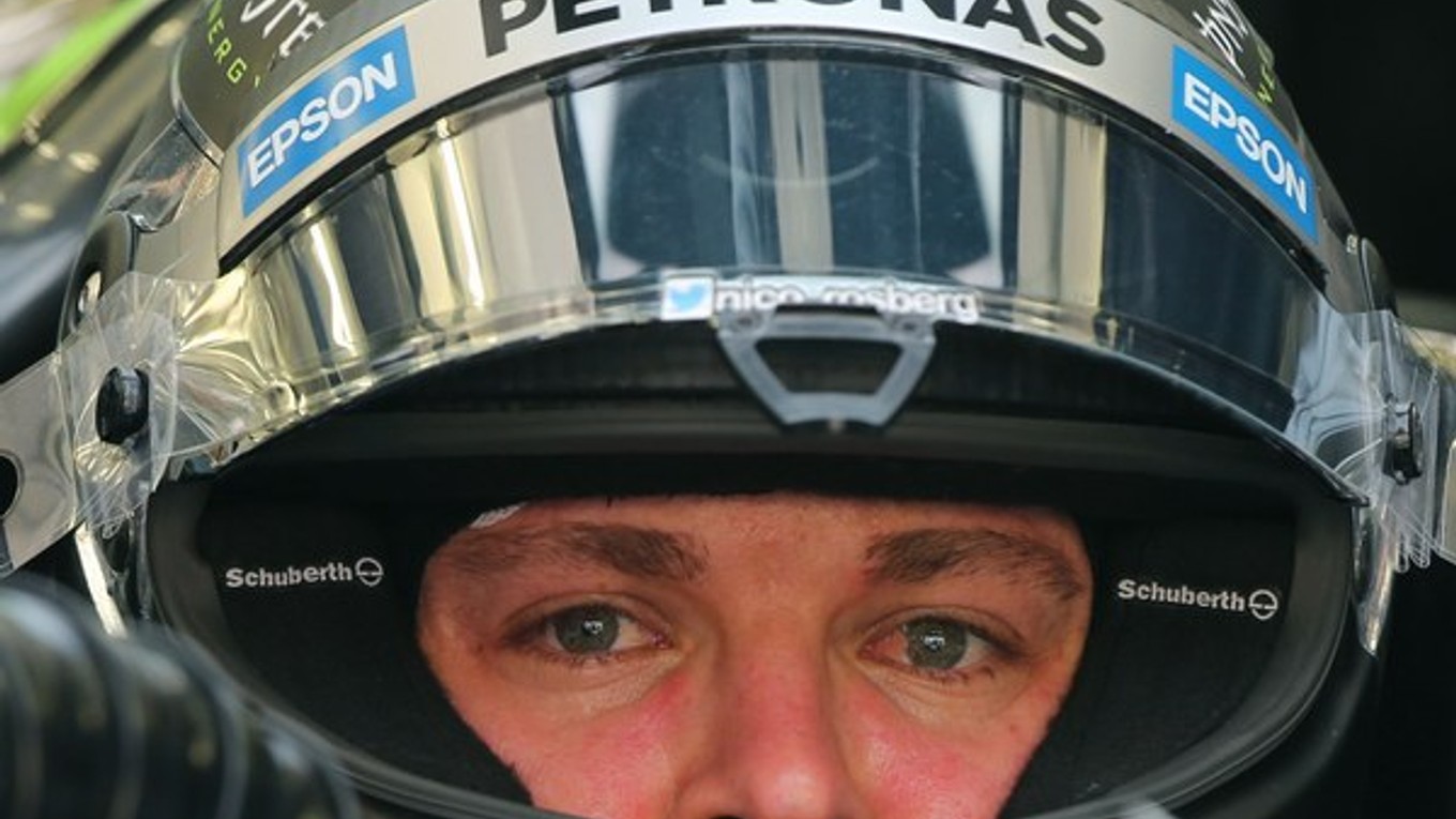 Nico Rosberg sa pripravuje na prvý voľný tréning pred nedeľňajšou Veľkou cenou Bahrajnu na púštnom okruhu Sachir.