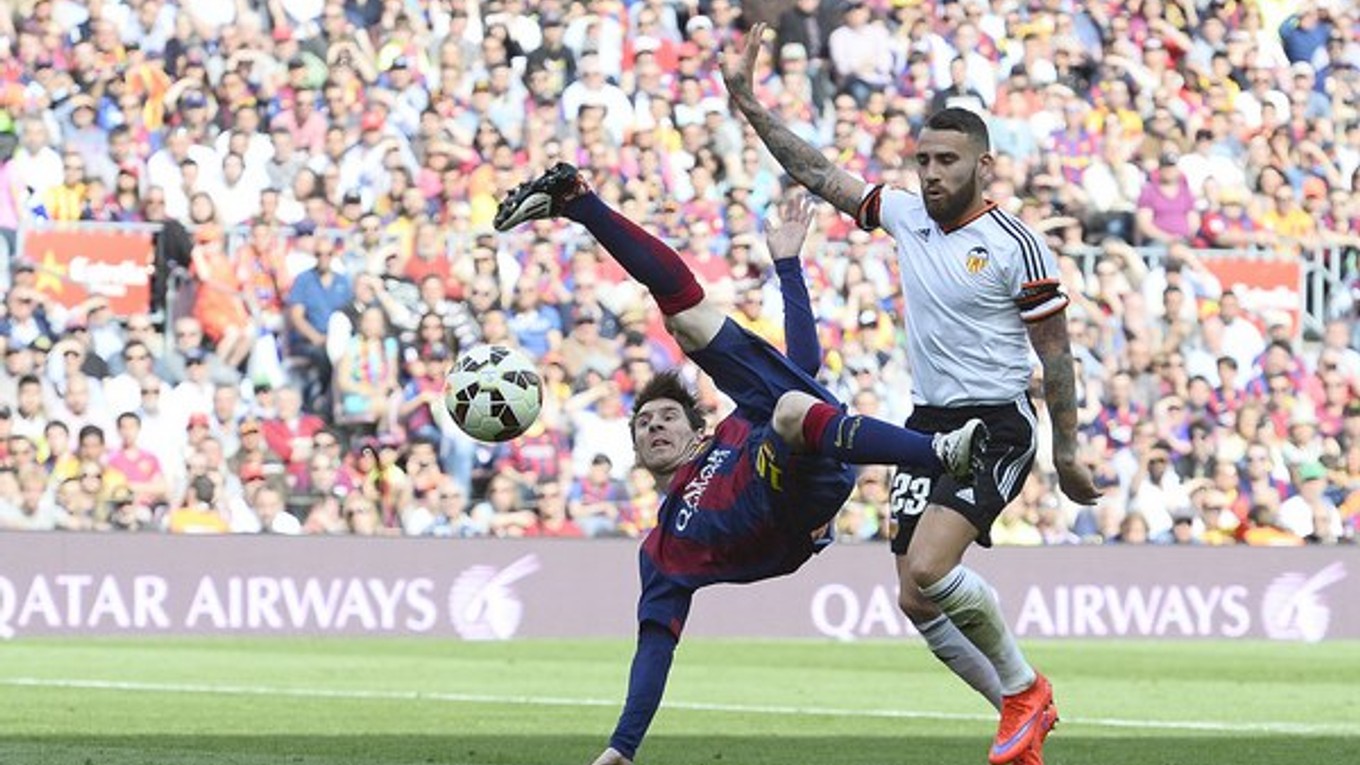 Súboj argentínskych reprezentantov Messiho z Barcelony a Otamendiho z Valencie.