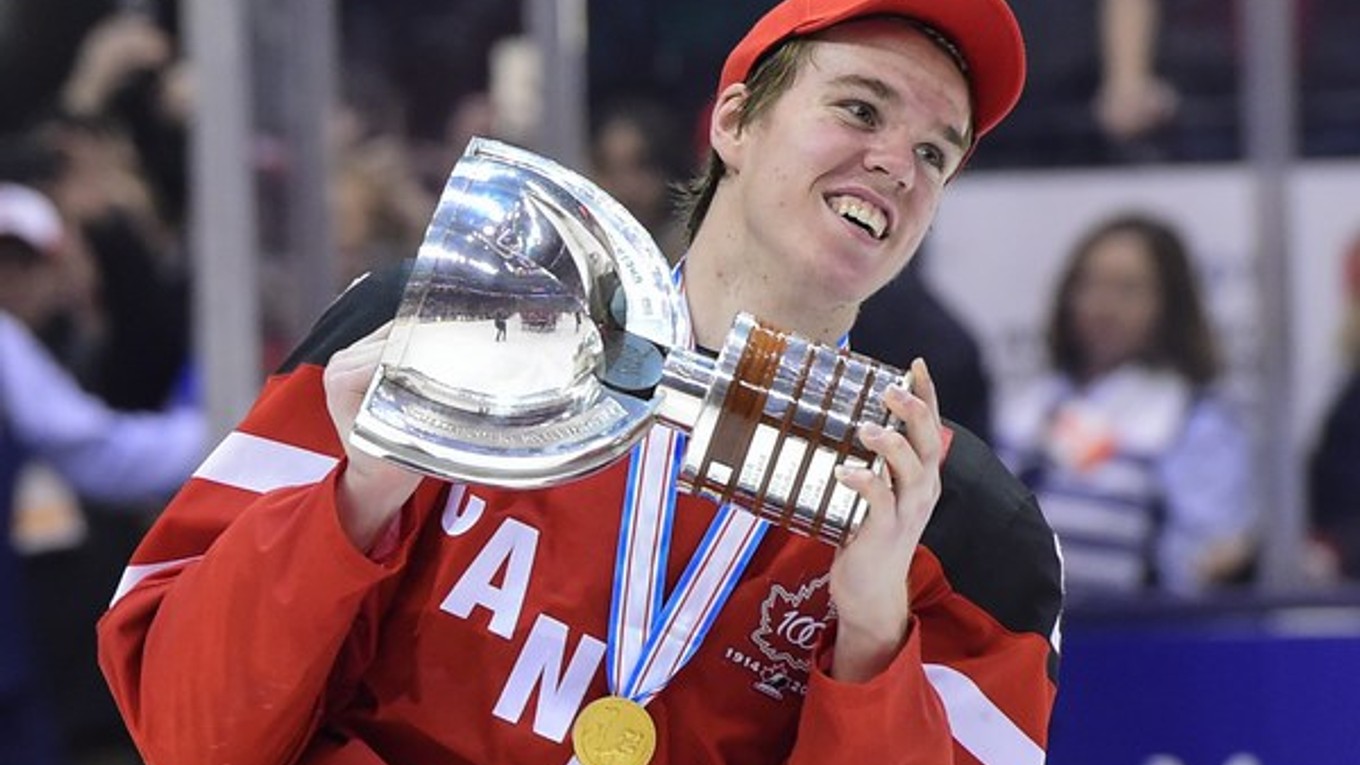 Connor McDavid s trofejou po triumfe na ostatných MS hráčov do 20 rokov.