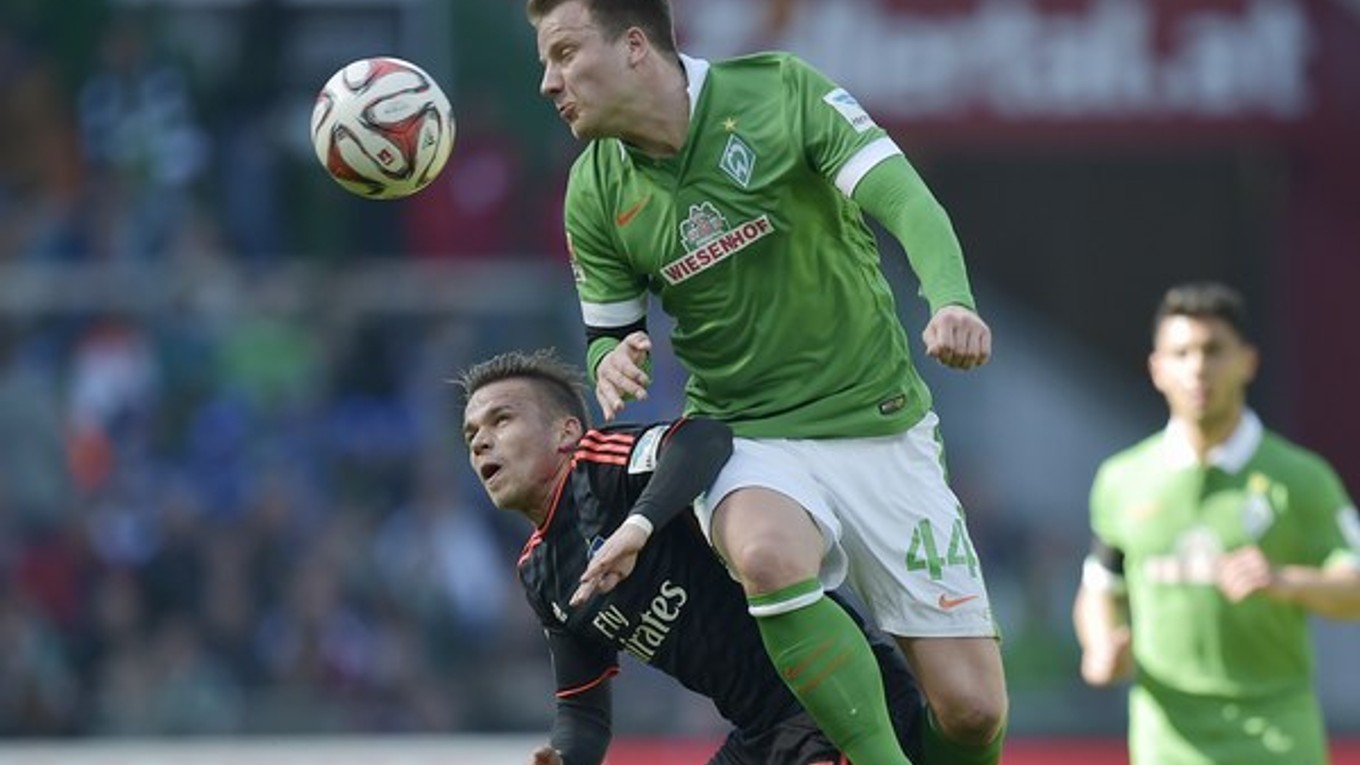 Philipp Bargfrede z Werderu Brémy (hore) v súboji s hráčom Hamburgu Nicolaiom Müllerom.