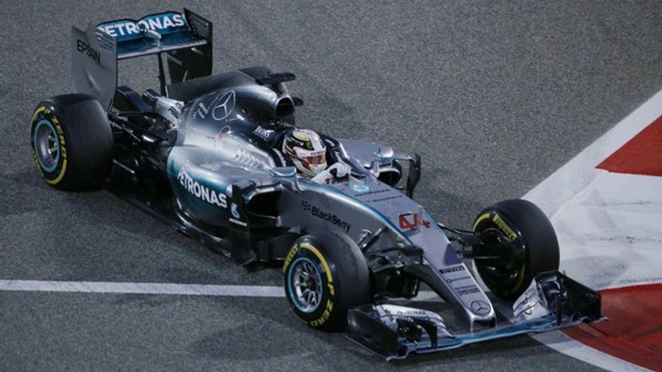 Lewis Hamilton na trati.