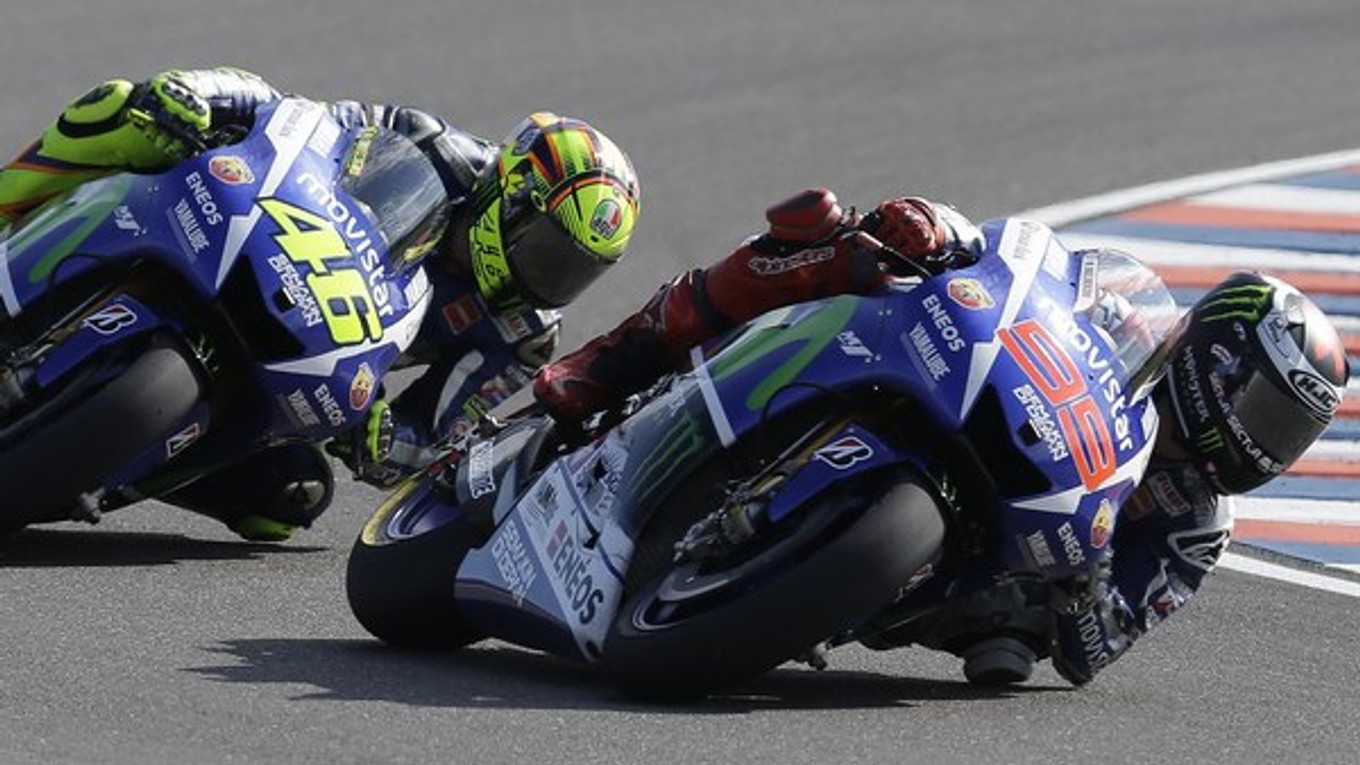 Valentino Rossi (vľavo) jazdí za Španielom Jorgem Lorenzom.