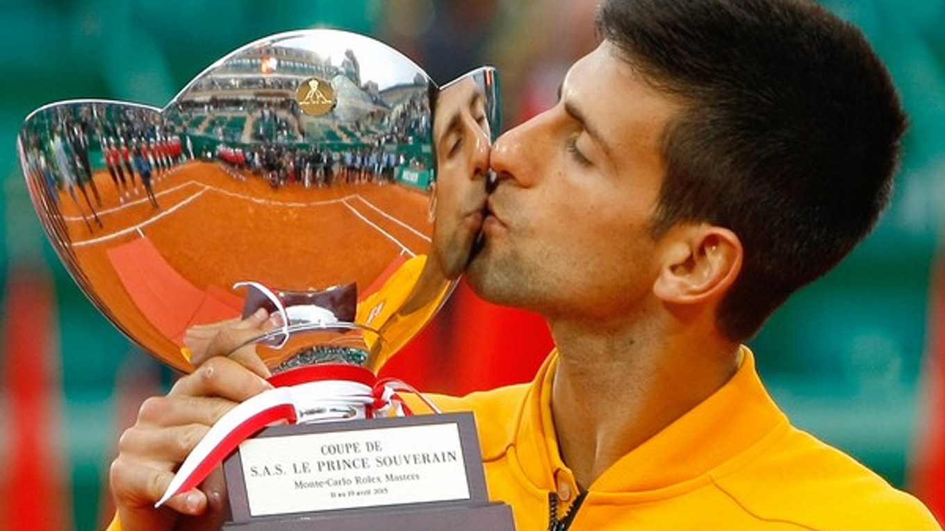 Novak Djokovič sa teší z trofeje za triumf v Monte Carle.