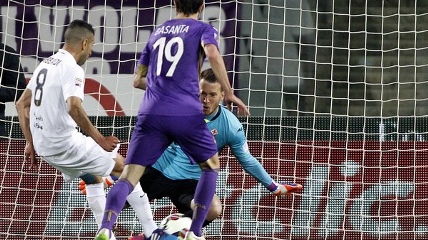 Mounir Obbadi (v bielom) strieľa jediný gól zápasu.