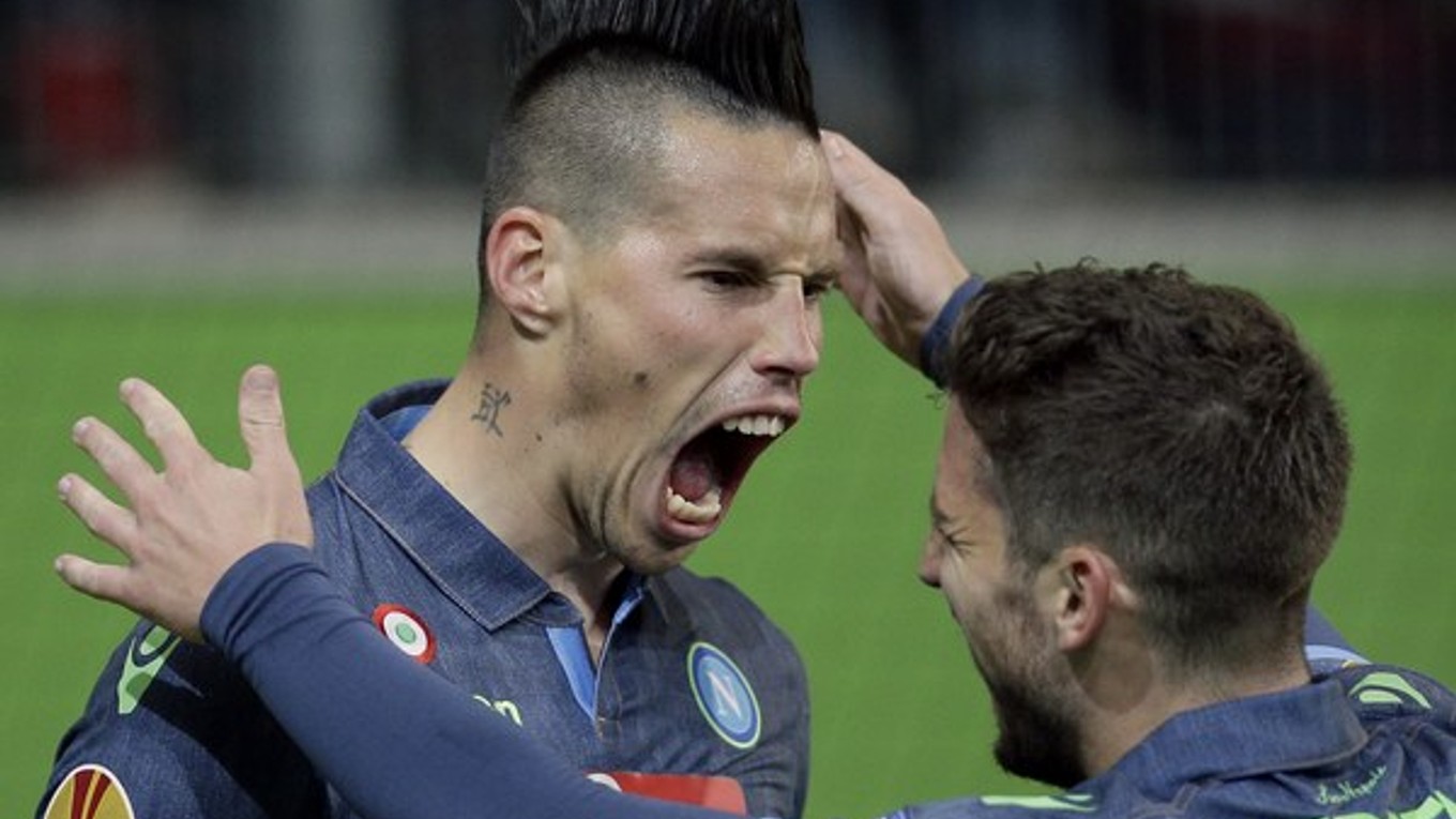 Aj Slovák Marek Hamšík podáva v poslednom období skvelé výkony. K víťazstvu nad Wolfsburgom prispel dvoma gólmi. Na snímke sa raduje so spoluhráčom Driesom Mertensom.