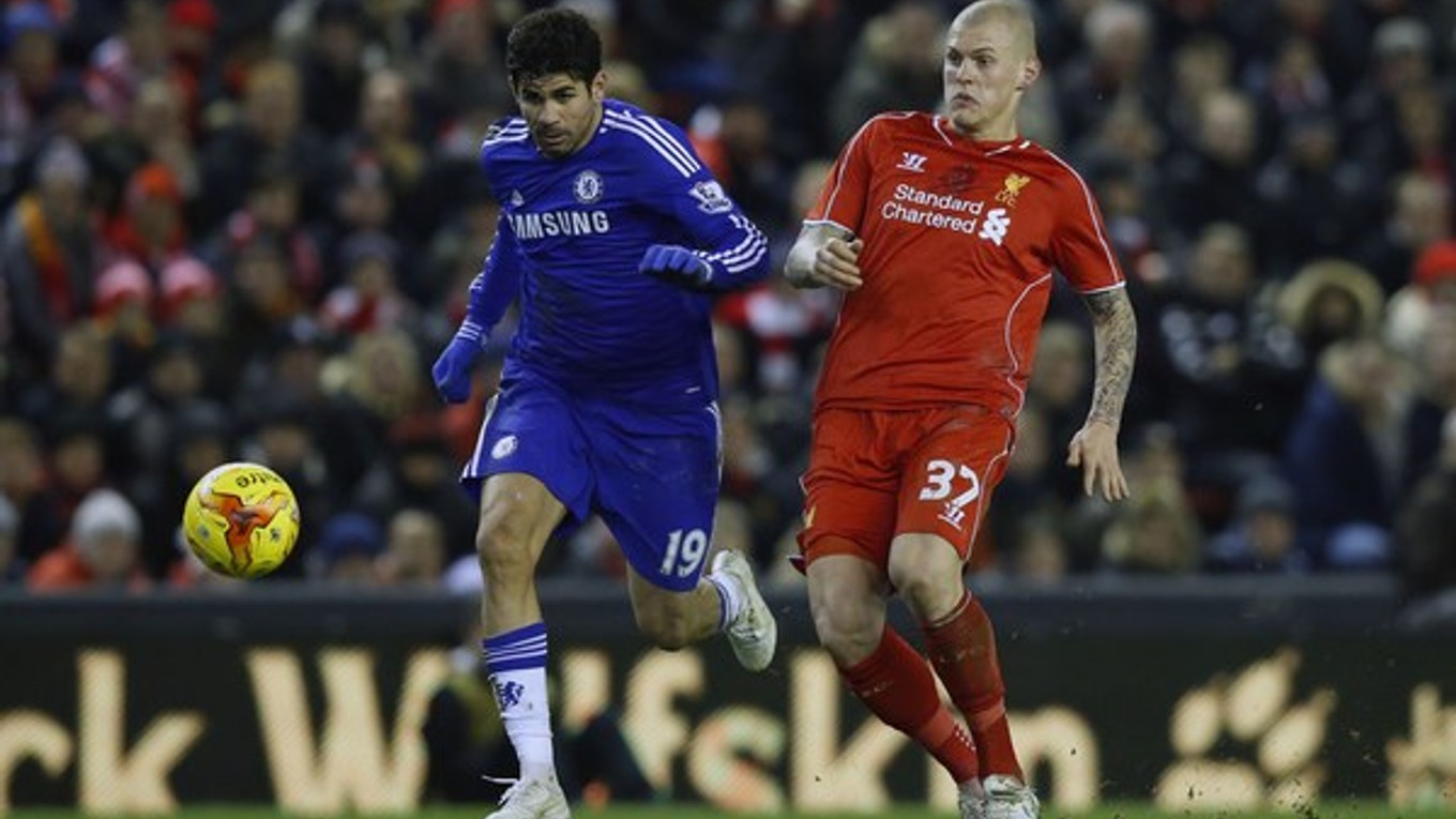 Martin Škrtel patrí medzi opory Liverpoolu. Na snímke sa snaží odzbrojiť od lopty Diega Costu z Chelsea.