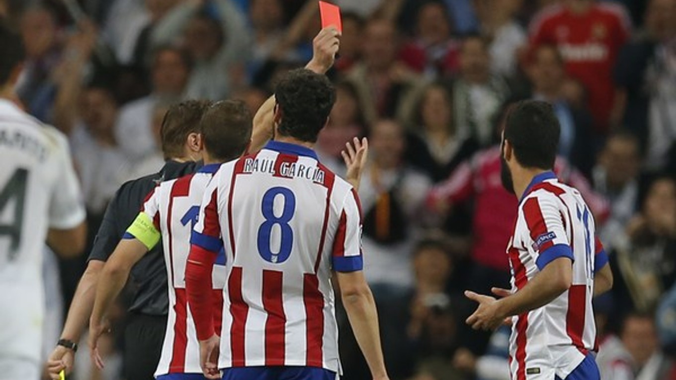 Možno kľúčový moment madridského derby. Arda Turan (vpravo) vidí červenú kartu.