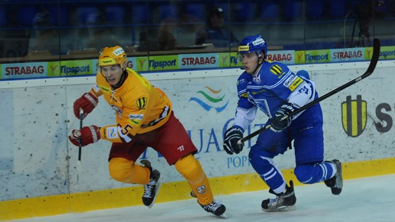 Obranca Janis Andersons (vľavo) odohral posledný ročník za Duklu Trenčín.