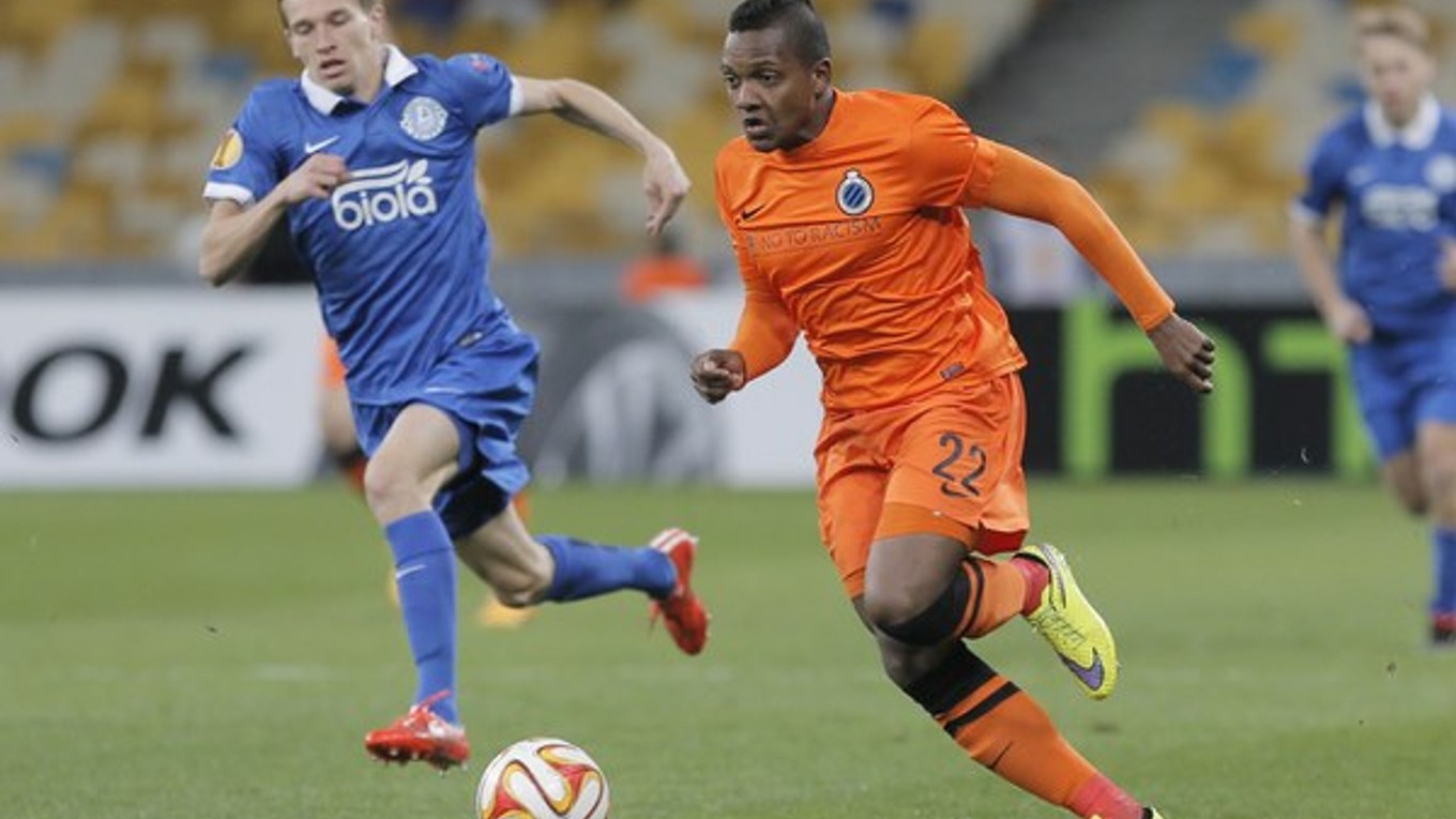 Jose Izquierdo (vpravo) z tímu FC Bruggy sa do semifinále Európskej ligy nepozrie. Stopku Belgičanom vystavil domáci Dnepropetrovsk.