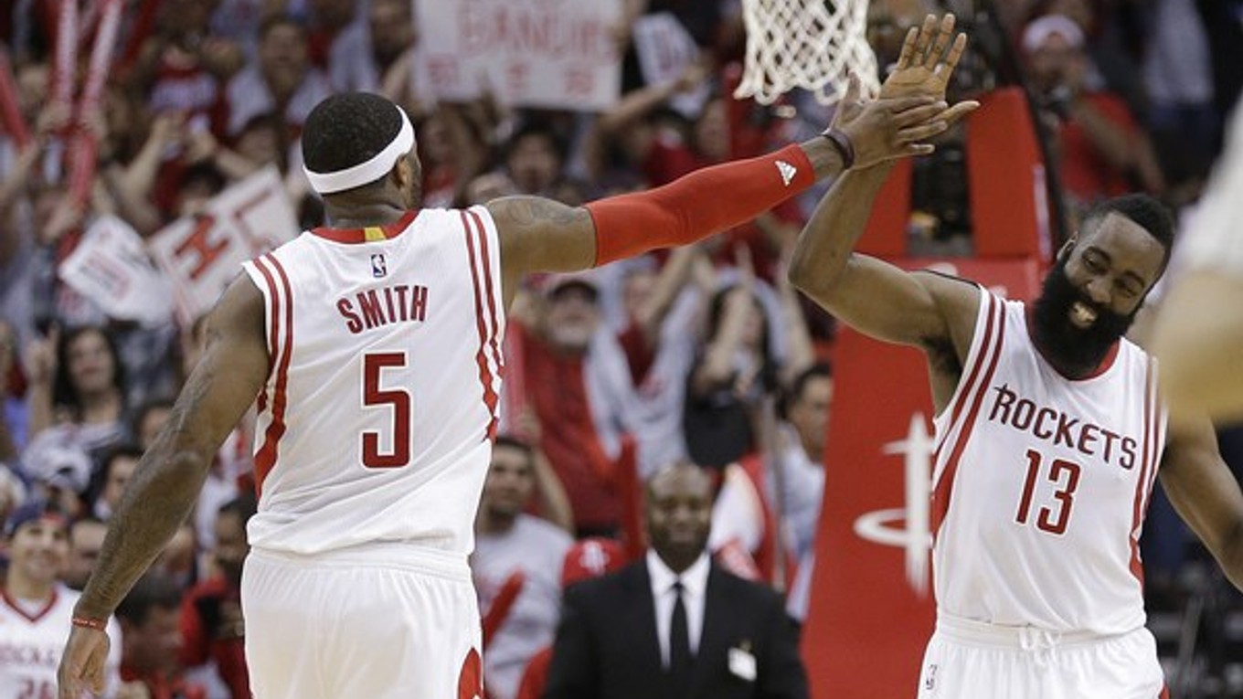 Radosť hráčov Houstonu Rockets Josha Smitha a Jamesa Hardena po tesnej výhre nad Dallasom bola oprávnená.