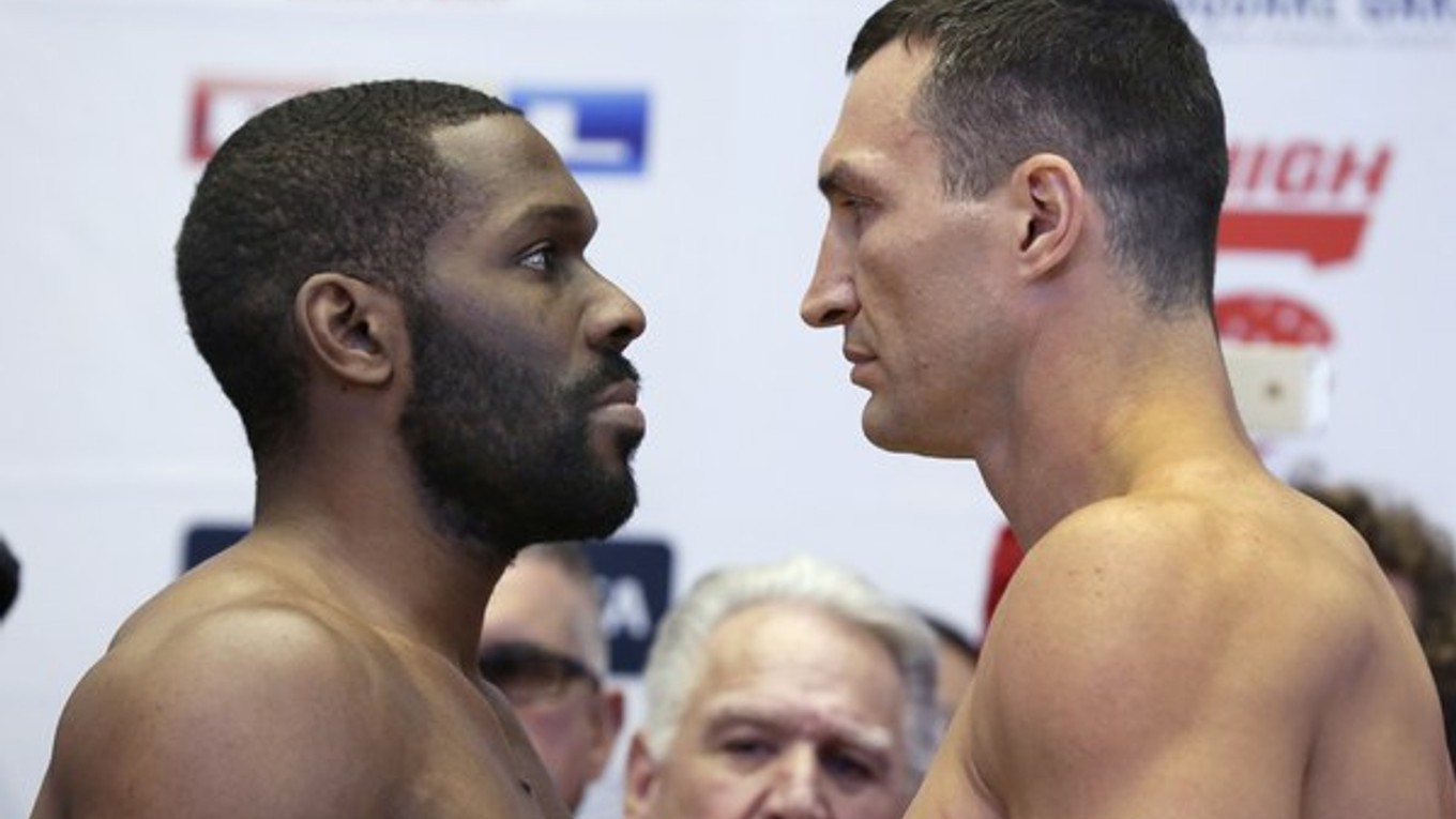Američan Bryant Jennings (vľavo) síce vydržal boxovať s Kličkom až do konca, no zápas napokon aj tak na body prehral.