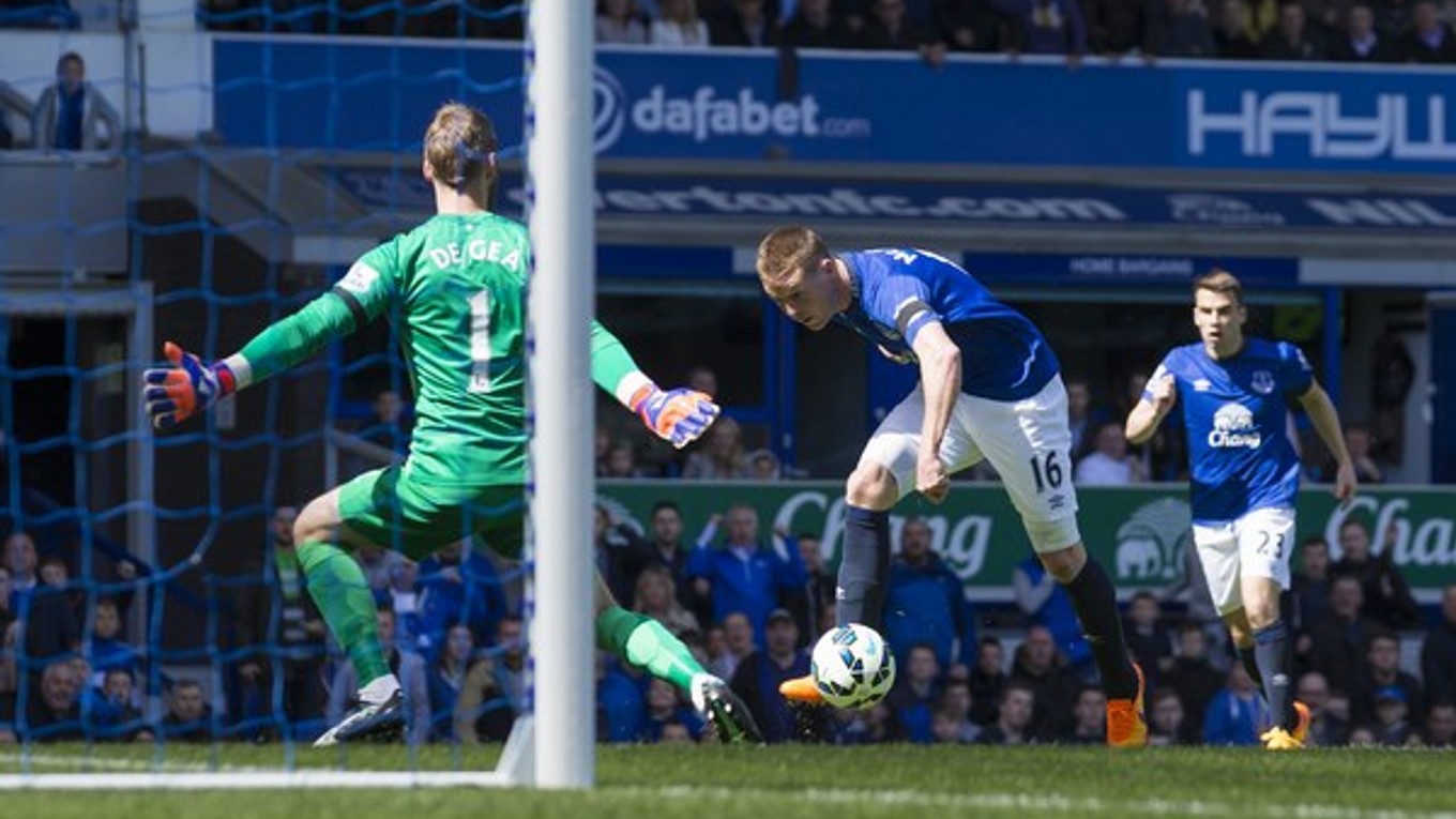 Everton poslal do vedenia James McCarthy (uprostred), David de Gea už inkasovanému gólu nezabránil.