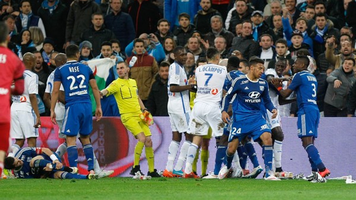 Futbalisti Lyonu (v modrom) sa vyšvihli späť do líderskej pozície v rámci Ligue 1.