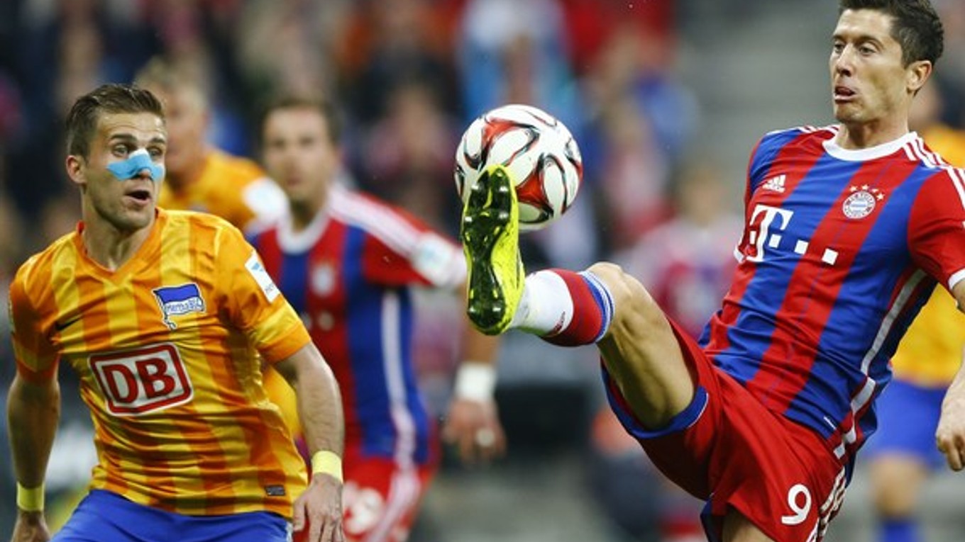 Peter Pekarík (vľavo) v súboji s útočníkom Bayernu Mníchov Robertom Lewandowskim.