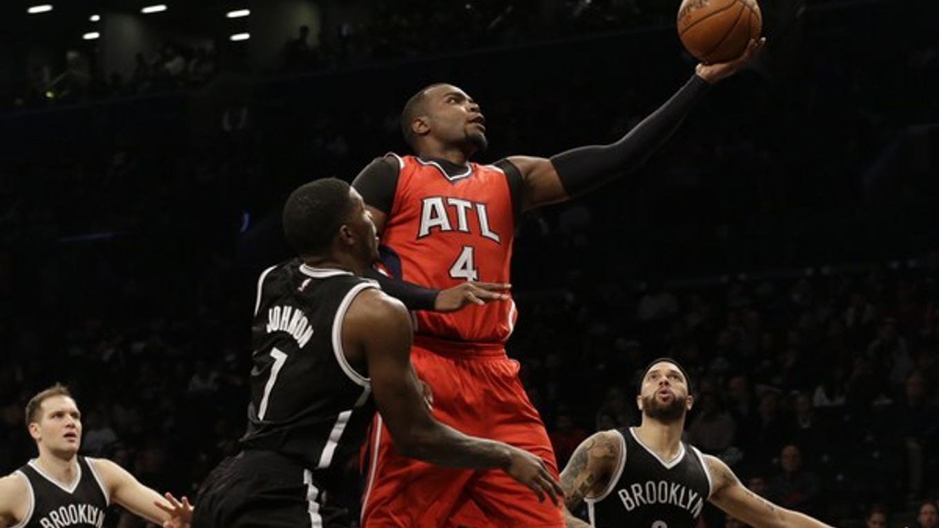 Basketbalisti Brooklynu (v čiernom) nakoniec triumfovali nad súperom z Atlanty, hoci museli ísť až cez predĺženie.