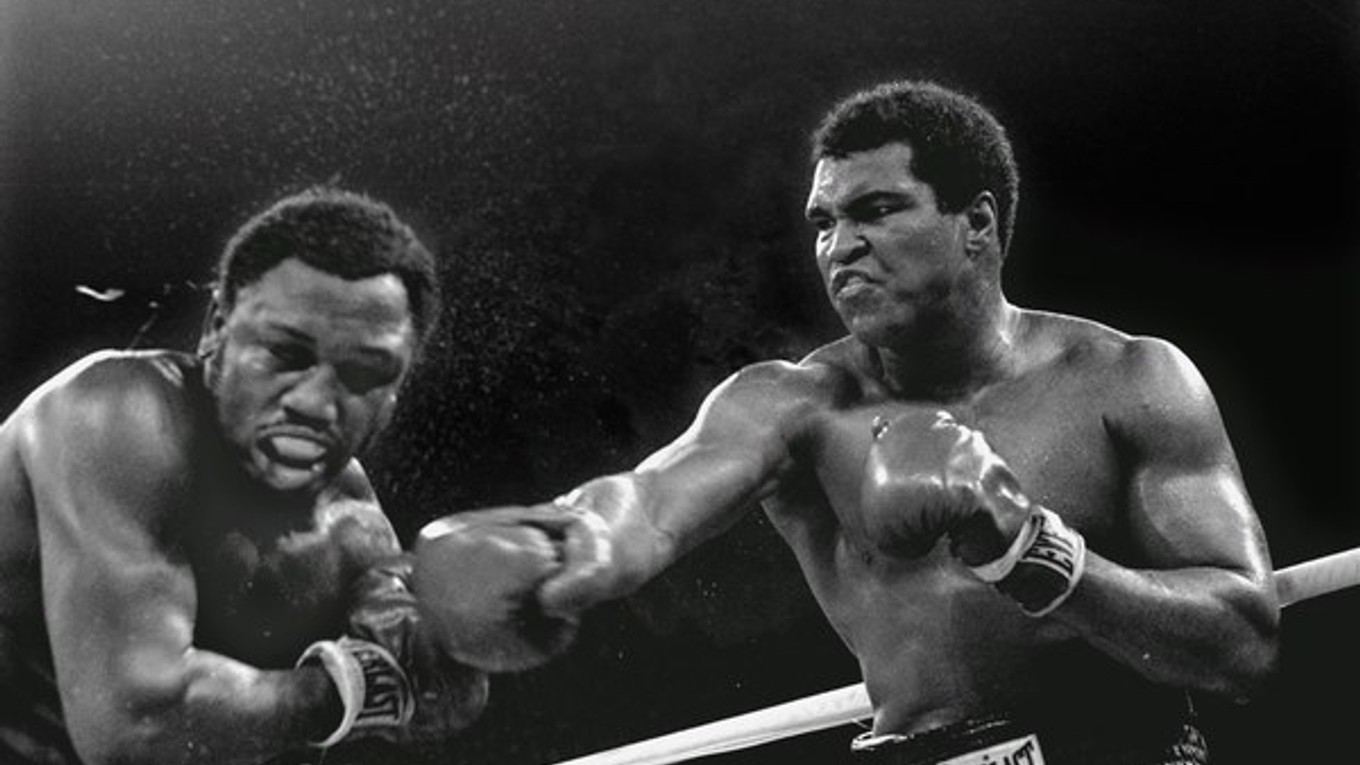 Muhammad Ali (vpravo) v legendárnom súboji udiera Joa Fraziera.