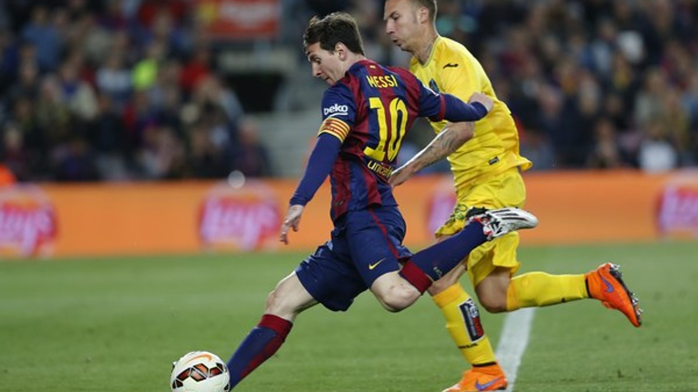 Lionel Messi (vľavo) sa snaží vystreliť cez brániaceho A. Arroya z Getafe.